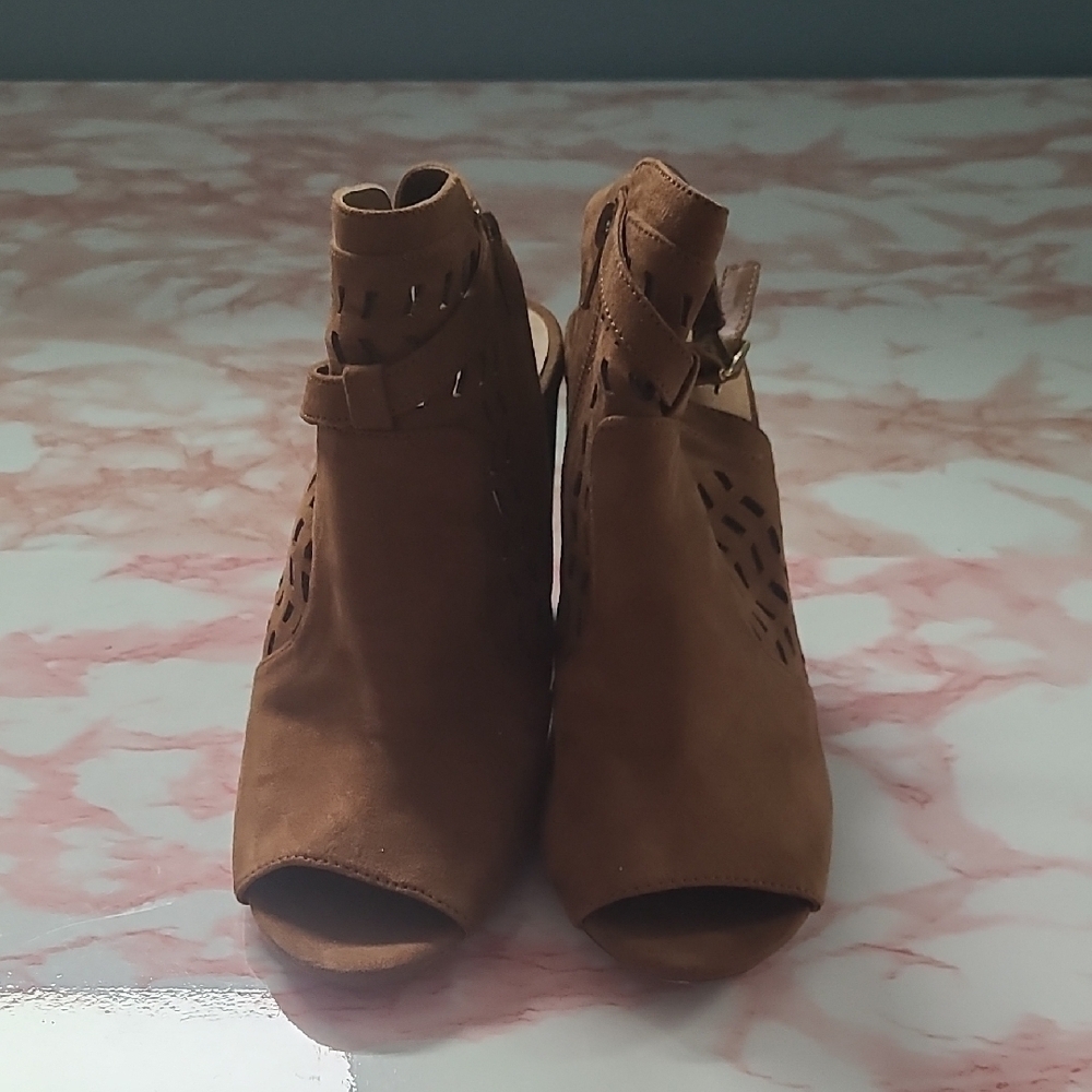 GUC Madden Girl Addy Peep-Toe Chestnut Block Heel Sandals Sz 7.5 - Picture 2 of 7